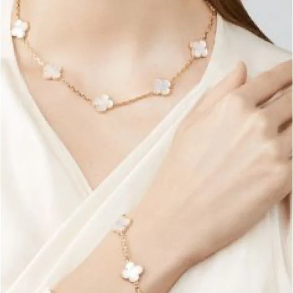 VAN CLEEF & ARPELS Necklace 18k Gold $25,000 - Picture 5 of 14